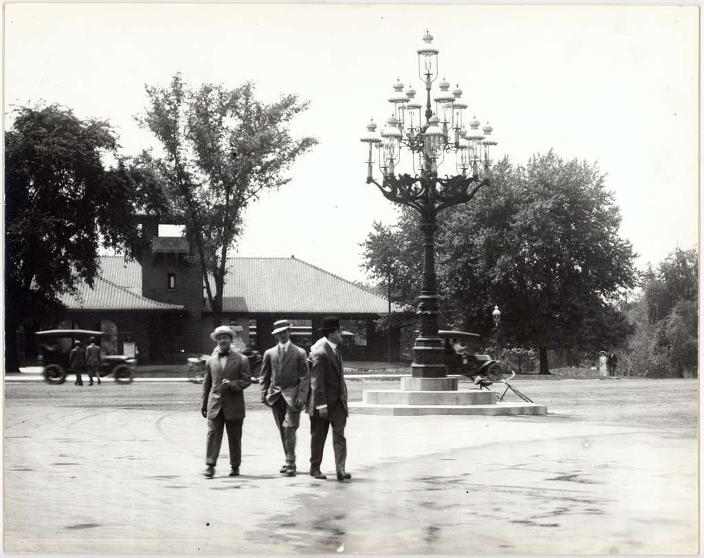 Historic Gilded Age candelabra lamp at the Kingshighway and Lindell intersection, Forest Park entrance, St. Louis